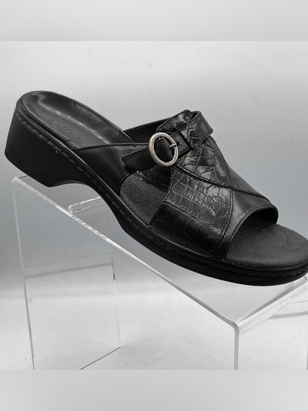 Clarks  Black Leather Buckle Slide Y2k  Sandal Size 8 Croc  Pattern Open toe